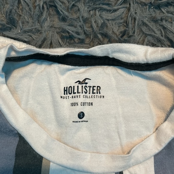Small Hollister shirt worn around 3 times - Picture 2 of 3
